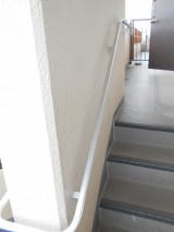 滑りやすい外階段も手すりをしっかり握って安全に 滑りやすい外階段も手すりをしっかり握って安全に